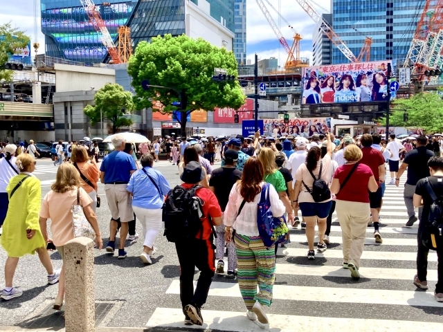 日本人は「マナー違反をする外国人観光客」を注意できない？ オーバーツーリズム問題の対処法を考える